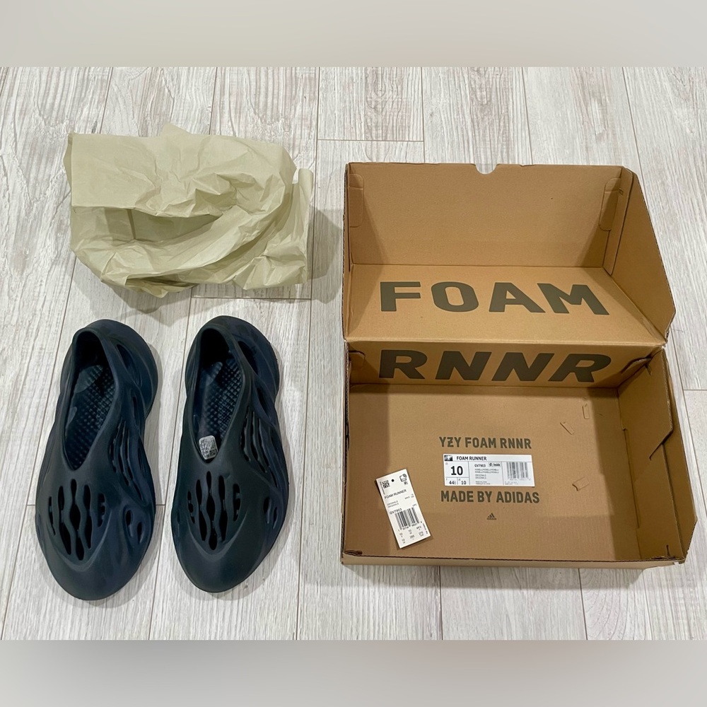 Authentic Yeezy foam runners size 10 great condition. Color midnight Blue/black